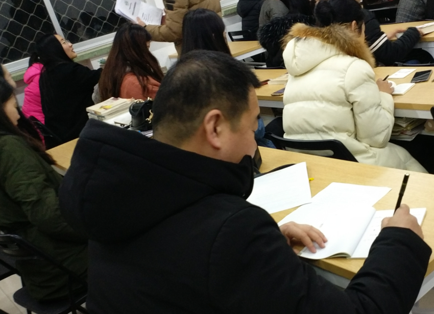党员老师在教室和学生一起上晚自习