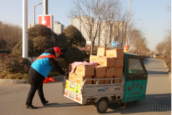 党员老师带领学生入党积极分子参加文明出行志愿服务