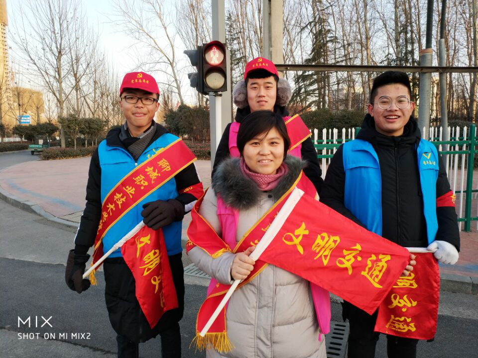 党员老师带领学生入党积极分子参加文明出行志愿服务