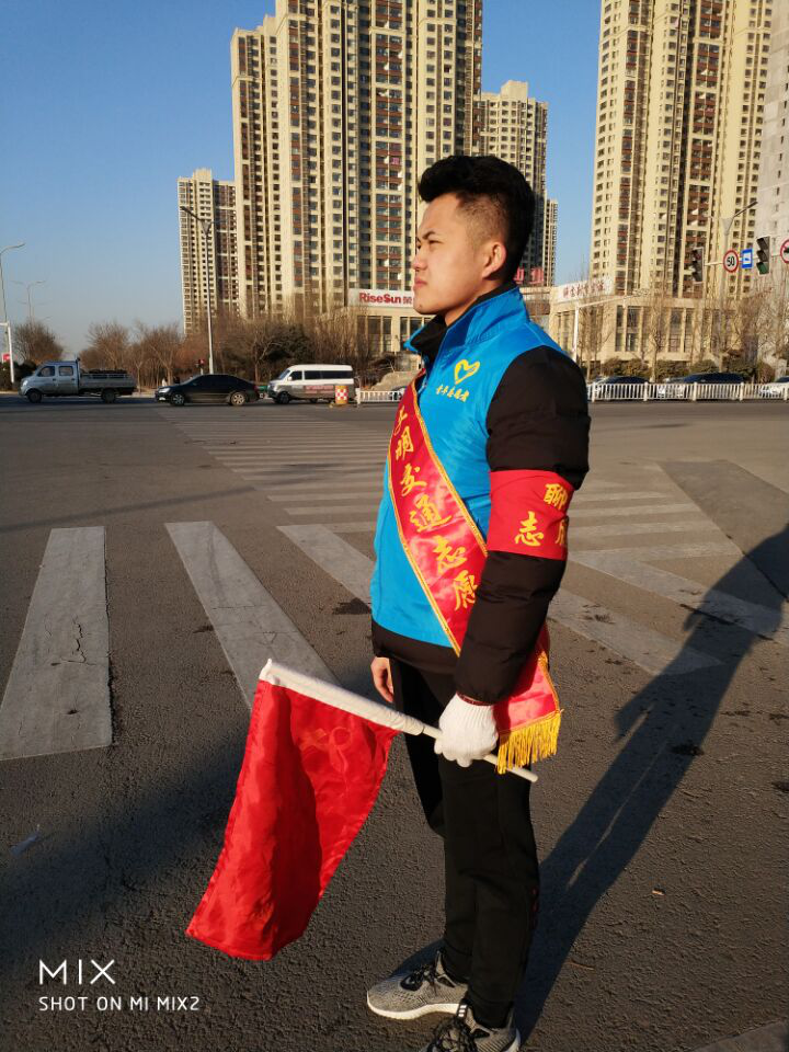 党员老师带领学生入党积极分子参加文明出行志愿服务