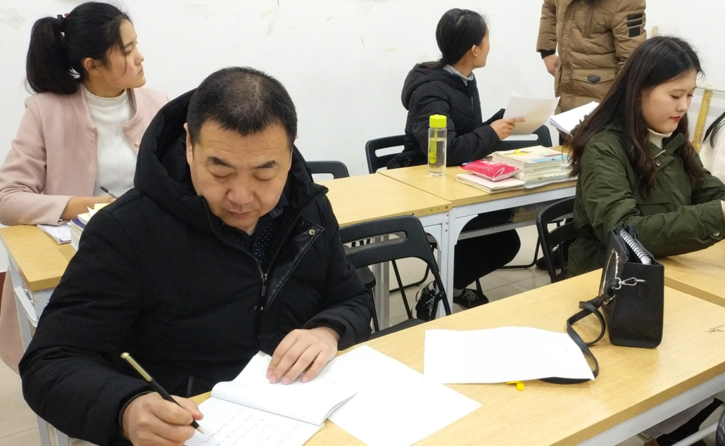 党员老师在教室和学生一起上晚自习