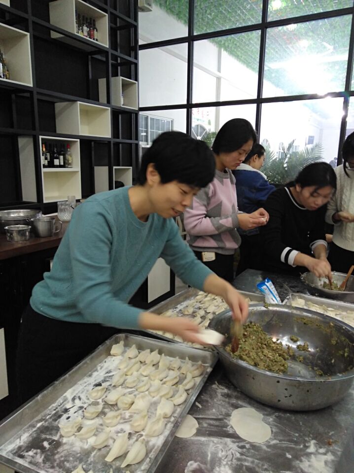 党员老师与学生暖心过冬至