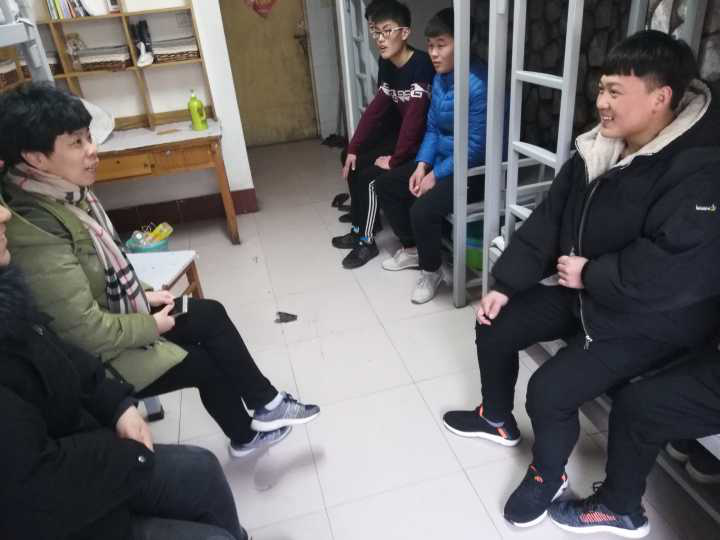 开学第一天党总支书记带领班主任老师进宿舍