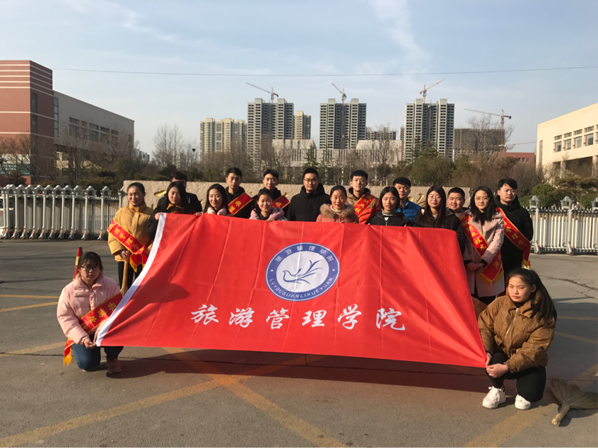 党员老师带领学生入党积极分子开展志愿服务传承雷锋精神