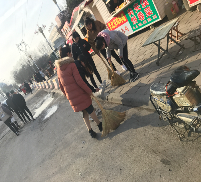 党员老师带领学生入党积极分子开展志愿服务传承雷锋精神