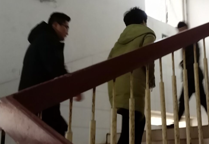 开学第一天党总支书记带领班主任老师进宿舍