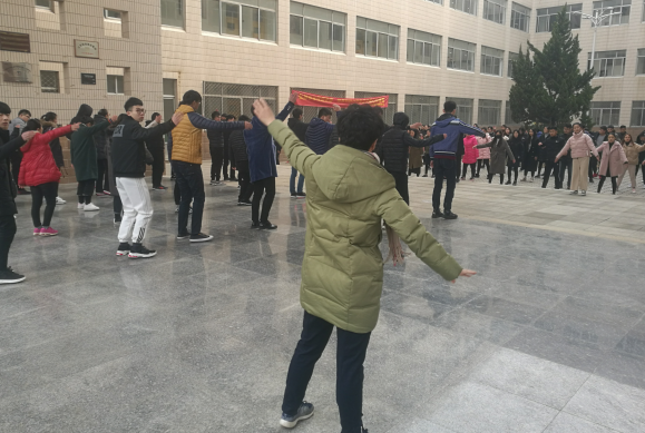 党总支书记黄珍带领学生做课间操