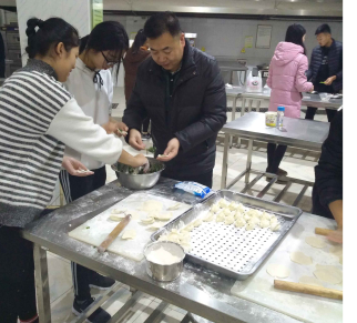党员老师与学生暖心过冬至