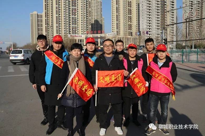 旅游管理学院开展文明出行劝导志愿服务