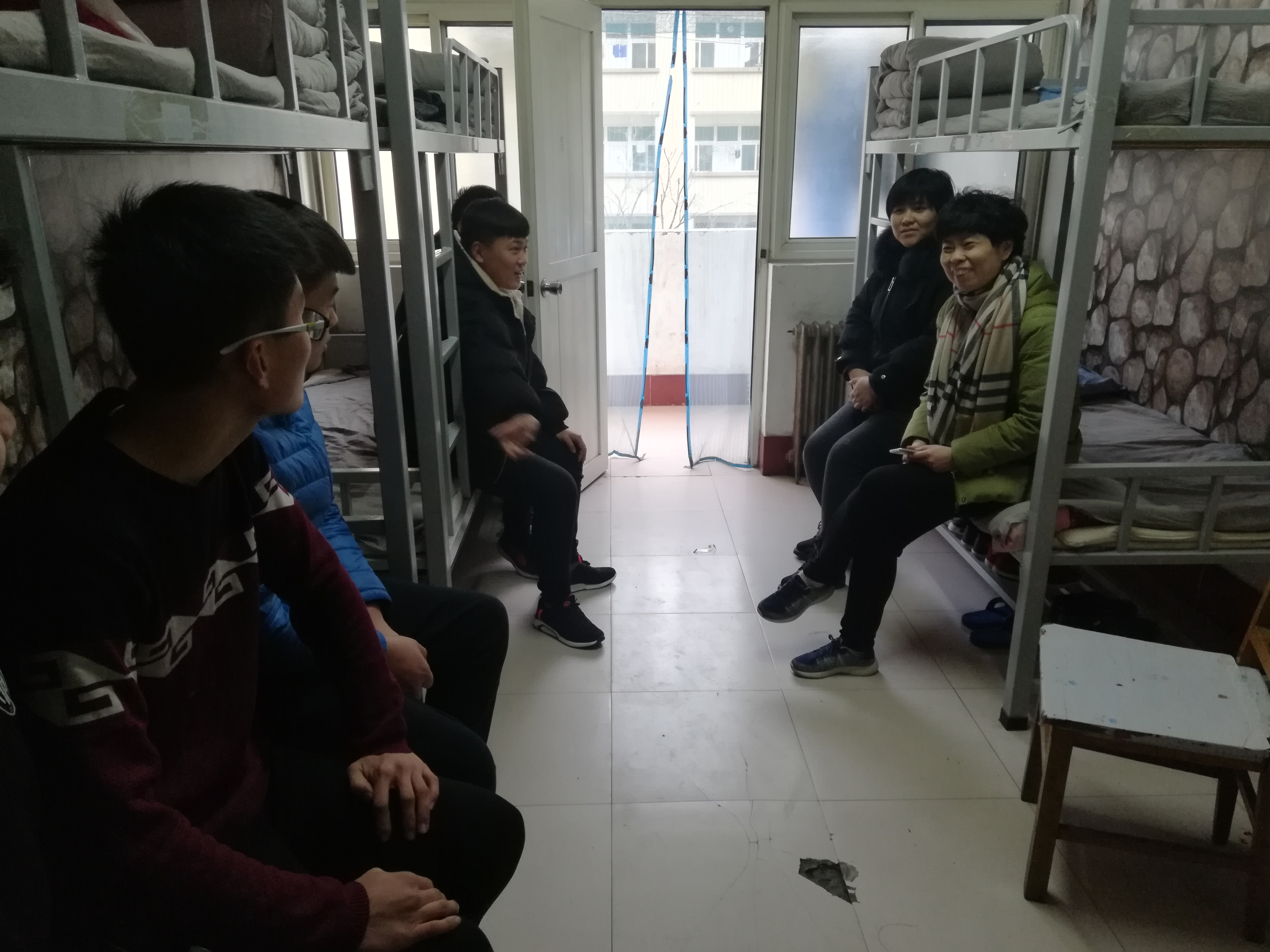 开学第一天党总支书记带领班主任老师进宿舍