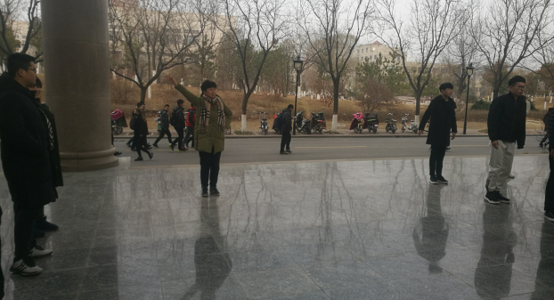 党总支书记黄珍带领学生做课间操