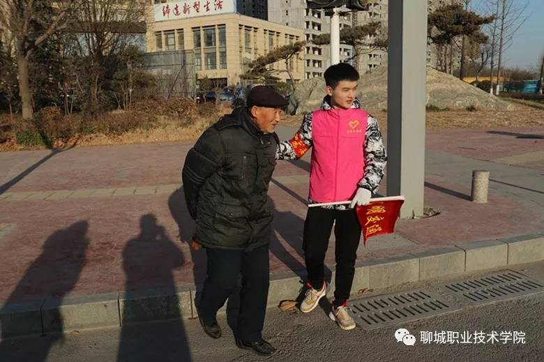 旅游管理学院开展文明出行劝导志愿服务