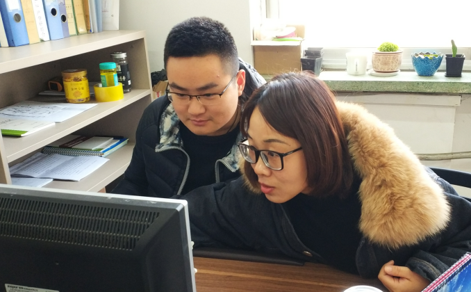 团总支书记陶维伟帮助新班主任完成班主任工作